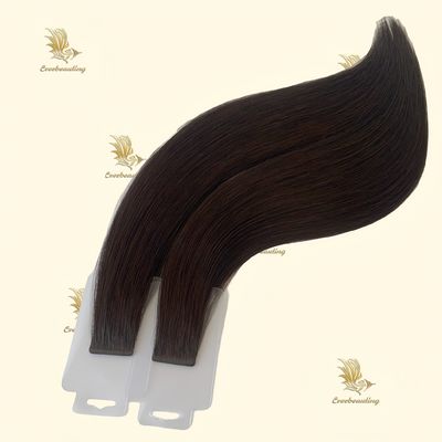 Peito brasileiro com extensões de cabelo de cor Muti e fita fina preto