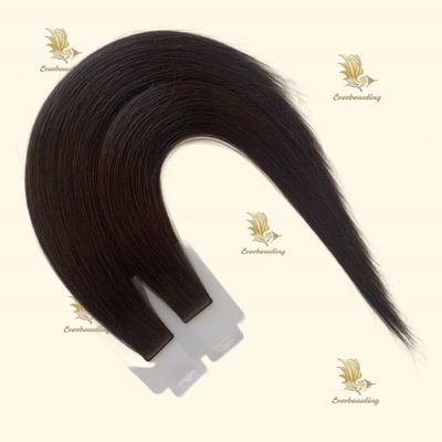 Peito brasileiro com extensões de cabelo de cor Muti e fita fina preto