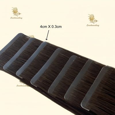 Peito brasileiro com extensões de cabelo de cor Muti e fita fina preto