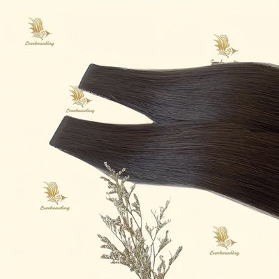 Peito brasileiro com extensões de cabelo de cor Muti e fita fina preto