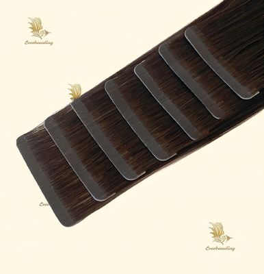 Peito brasileiro com extensões de cabelo de cor Muti e fita fina preto